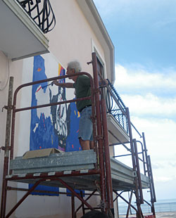maestro D'Adda dipinge un murales