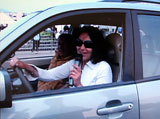 Laura Raffaeli alla guida dell'auto