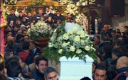 Una bara in un funerale