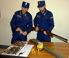 Polizia provinciale con materiale sequestrato
