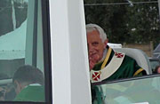 Il papa saluta i fedeli