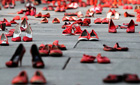 Scarpette rosse a simboleggiare le donne scomparse pèr mano di violenti