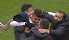 Machach abbracciato dai compagni dopo il gol