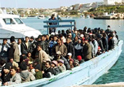Un vecchio barcone di migranti
